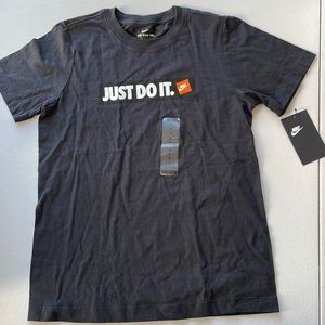 New Nike boys Tshirt size M with tags.